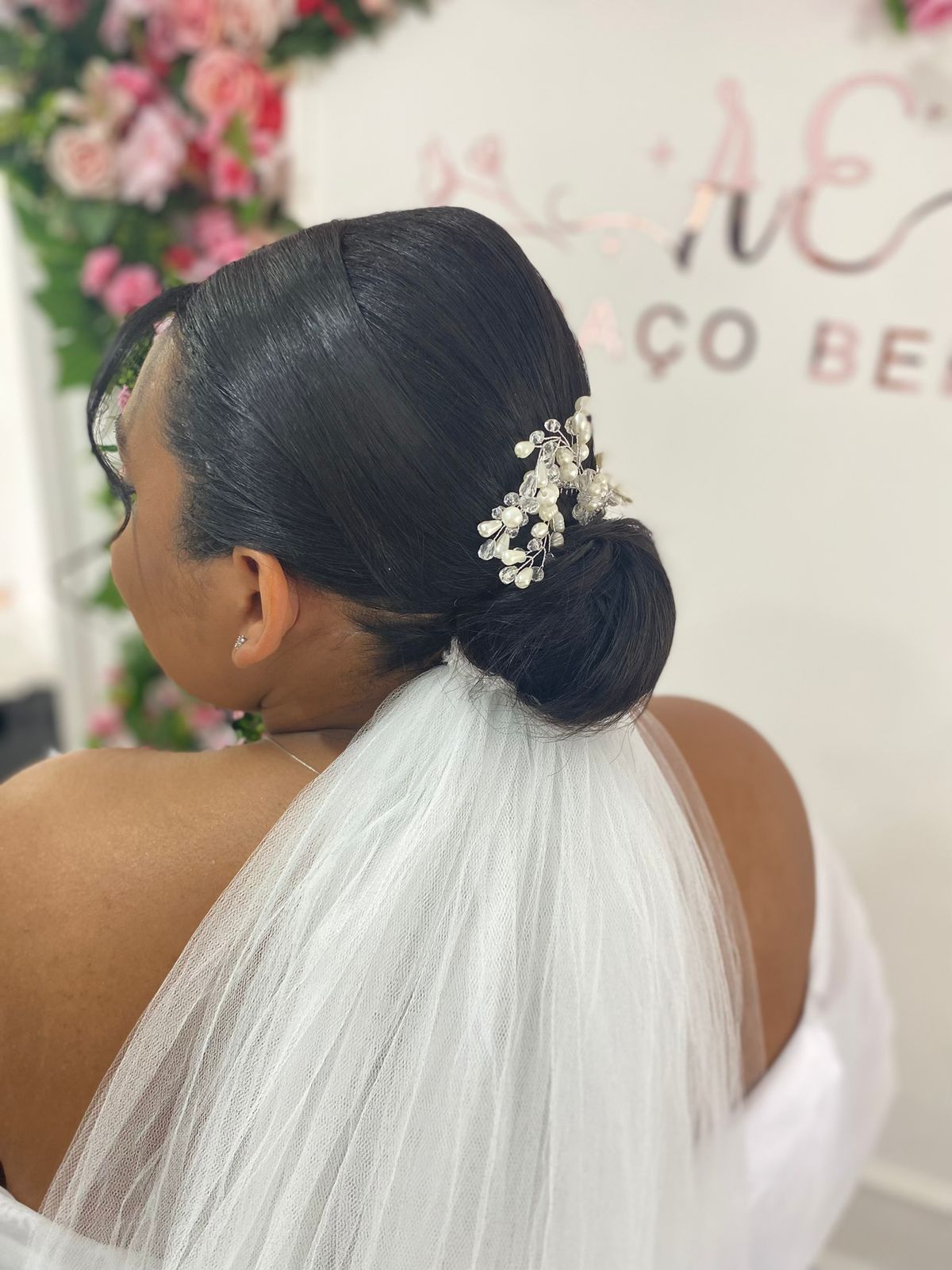 Detalhe do penteado de Rebeka — AE Espaço Beleza